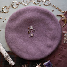 Load image into Gallery viewer, Thistle Thread // Dusty Lilac Beret
