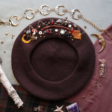 Load image into Gallery viewer, Witchly Trinkets  // Oaken Beret
