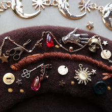 Load image into Gallery viewer, Witchly Trinkets  // Oaken Beret
