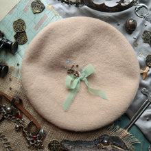 Load image into Gallery viewer, Blueberry &amp; Bow // Milk &amp; Sugar Beret
