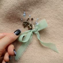 Load image into Gallery viewer, Blueberry &amp; Bow // Milk &amp; Sugar Beret
