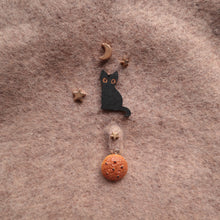 Load image into Gallery viewer, A Delicious Delivery // on Oats - 100% Wool Beret

