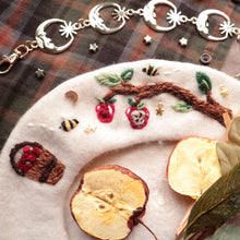 Load image into Gallery viewer, Apple Picking Adventure // Cream Tea Beret
