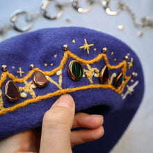 Load image into Gallery viewer, Royalty // Blood Blue Beret
